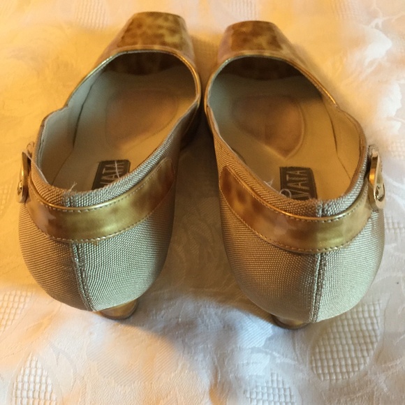 Prevata Tan material around the edges, beige buckle - Pre-owned- Size 6 1/2 - Picture 2 of 3